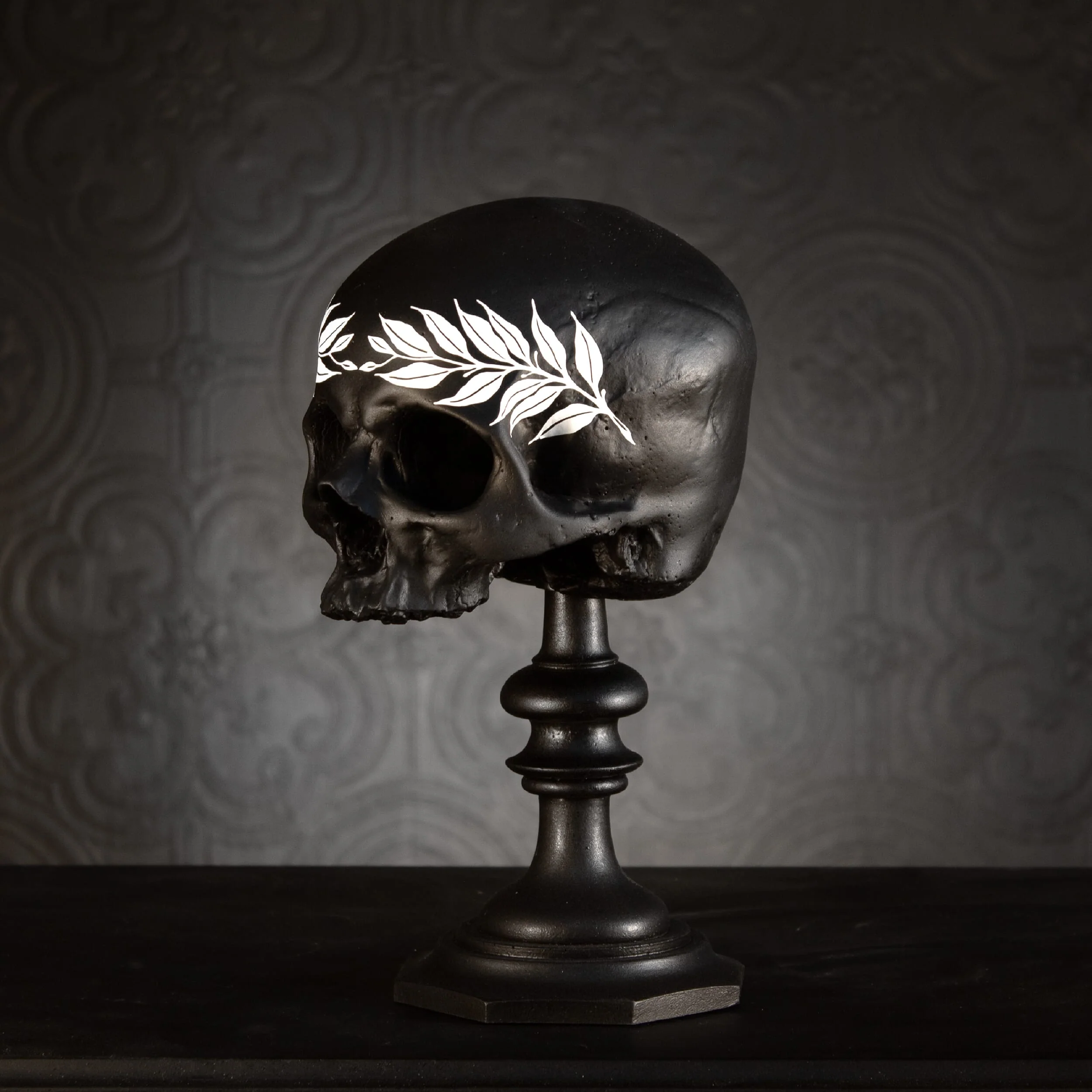 Eunicia Laurel Skull Plinth - Image 5
